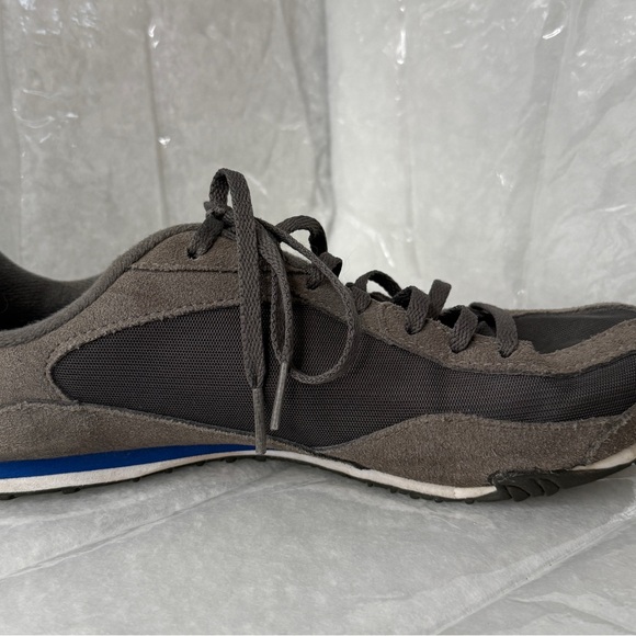 Woman’s New Balance 442 shoes in amazing shape, size 9.5. - Picture 4 of 7